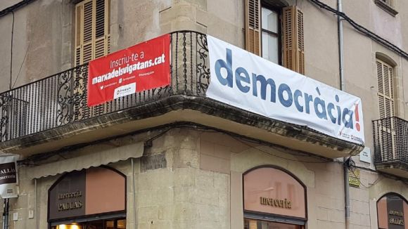 Òmnium desplegarà a Sant Cugat pancartes i cintes a favor del referèndum