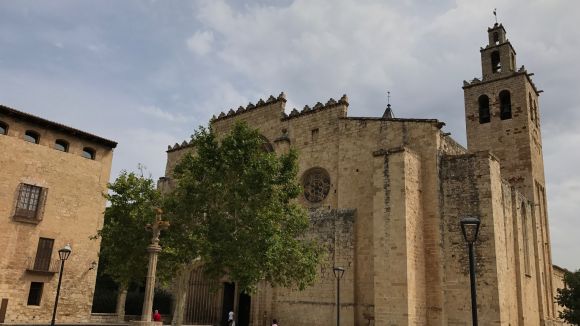 El ple modifica el pressupost per fer front a la restauració de la portalada del Monestir