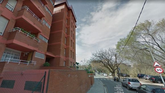 Roben a dos pisos del mateix edifici del carrer de la Mina mentre els propietaris eren de vacances