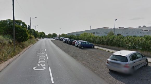 Tallat al trànsit el carrer de Vallseca a l'altura de l'Escola d'Arquitectura per pavimentació de la via