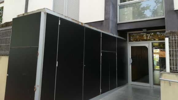 Dos robatoris en un bloc de pisos a Mira-sol