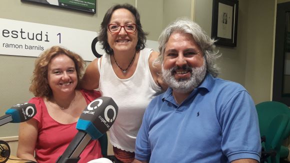 La família santcugatenca que ha recorregut Europa per explicar l'1-O visita el magazín