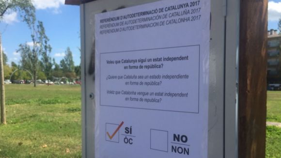 Sant Cugat se suma aquesta nit a l'enganxada de cartells a favor del referèndum