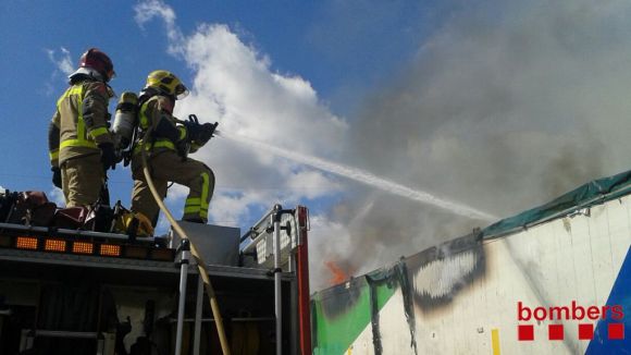 Crema un camió de la brossa a l'AP7 a l'alçada de la UAB