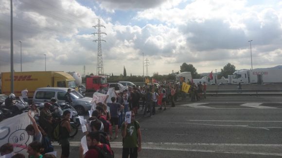 El Sindicat d'Estudiant ha tallat el trànsit de l'AP7 i la B30 durant uns minuts aquest migdia