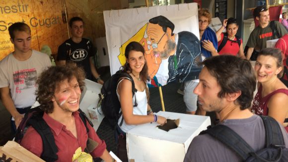 Un centenar d'estudiants surten d'Octavià per dir 'sí' a l'1-O a la concentració de Barcelona