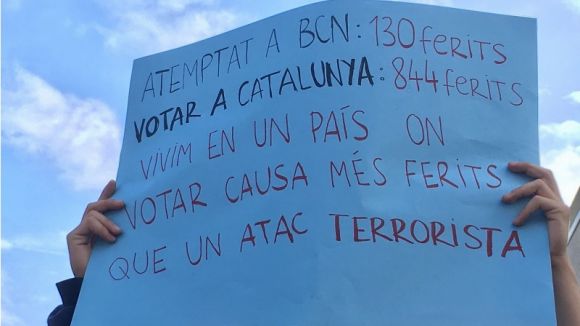 Alumnes i professors de l'Angeleta i el Thau protesten al pati contra la violència policial de l'1-O
