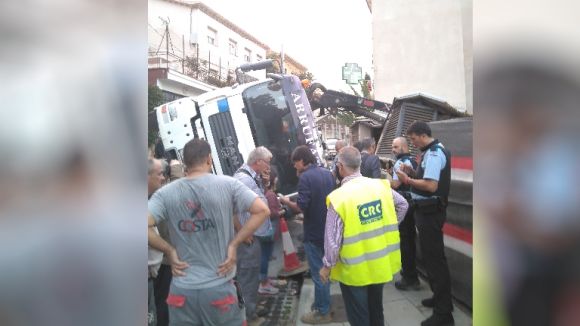 Un camió grua bolca a la Floresta i causa danys en un habitatge i dos vehicles