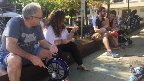 Una desena de persones a la cassolada a favor de la república