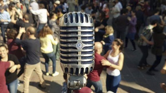 La plaça de Can Quitèria acull avui una nova sessió de Vermut & Swing amb música en directe