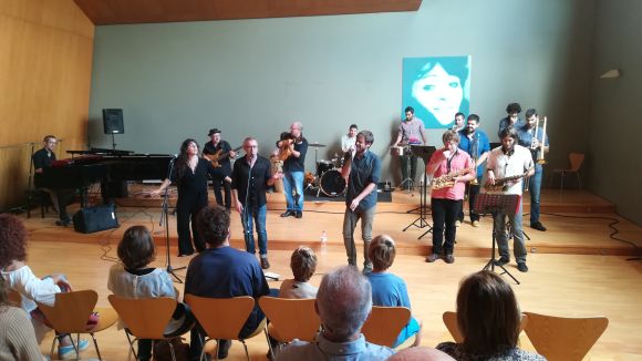 El grup de rumba Derrumband revisa Gato Pérez a l'Escola de Música Victòria dels Àngels