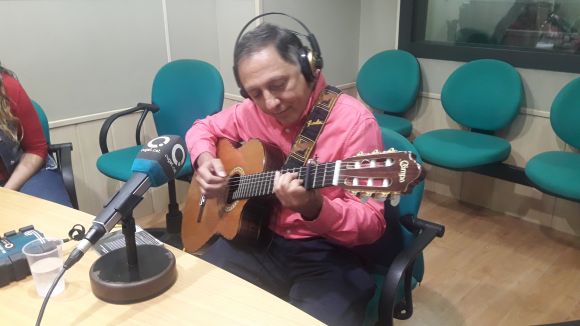 El músic Joan Artigas presenta al magazín el seu nou disc dedicat a Gabriel Ferrater