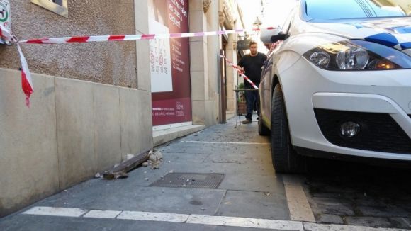 Actuació dels Bombers pel despreniment de parts d'una teulada al carrer de Santa Maria