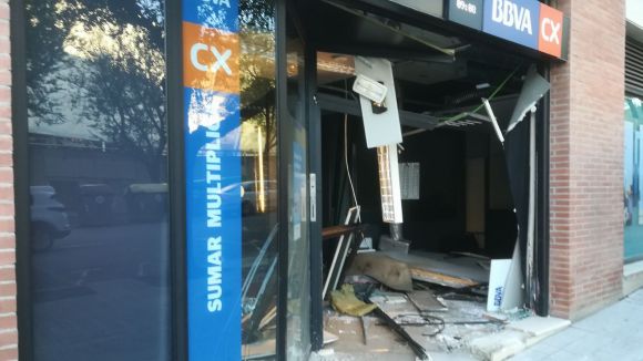 Un conductor sota els efectes de l'alcohol encasta el cotxe contra una oficina bancària