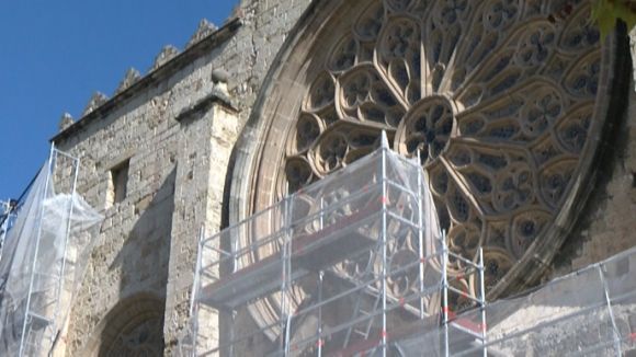 Comencen els treballs de rehabilitació de la portalada de l'església del Monestir