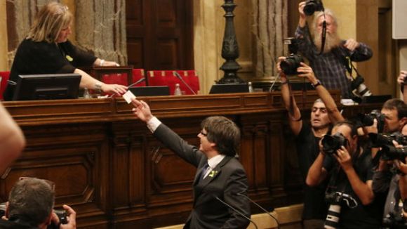 El Parlament declara la República catalana independent i insta el govern a aplicar-ne els efectes