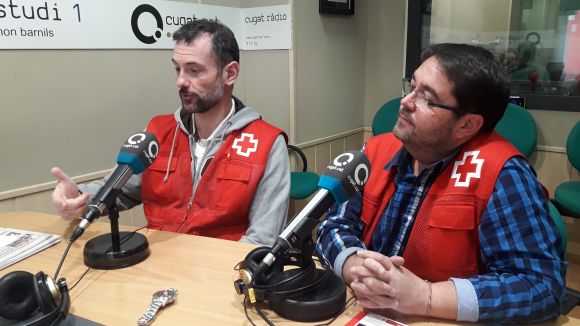 Els membres de Creu Roja expliquen com treballen per recaptar fons per a l'entitat