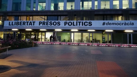 Concentració davant l'ajuntament en rebuig a la presó incondicional dictada per als consellers