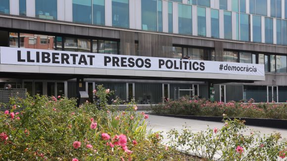 El PP exigeix la retirada de la pancarta que demama llibertat pels 'presos polítics' de l'Ajuntament