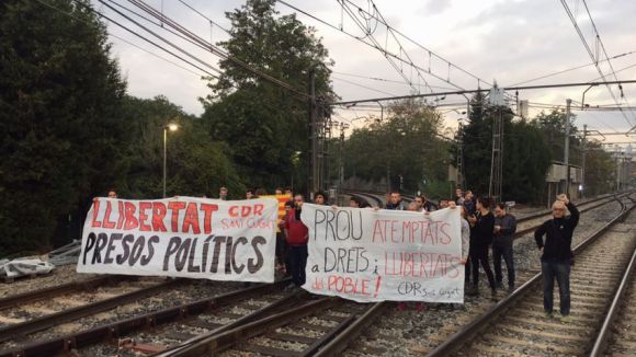 El CDR talla la circulació de trens de FGC a Sant Cugat per exigir l'alliberament dels 'presos polítics'