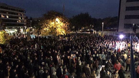 3.000 santcugatencs clamen davant l'ajuntament per 'l'alliberament immediat dels presos polítics'