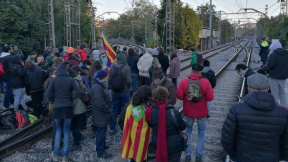 Alt: Aturada de trens, carreteres i polígons marquen la vaga a Sant Cugat