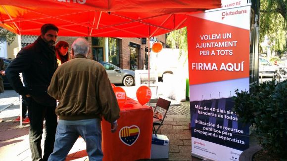Cs inicia una recollida de signatures perquè l'Ajuntament torni a penjar les banderes a la façana