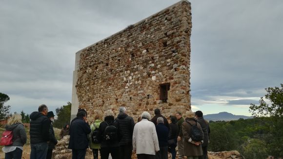 Una trentena de persones visita les noves restes descobertes del Castell de Canals