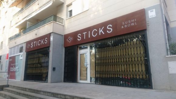 Obre el restaurant de cuina de fusió Sticks Sushi & Bowls a Coll Favà