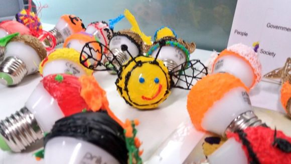 Les bombetes que il·luminaran el xiprer d'Octavià per Nadal aniran decorades pels treballadors municipals