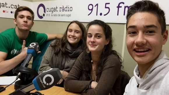 L'equip d''El Núvol' s'interessa pel funcionament de les assemblees dels instituts de Sant Cugat