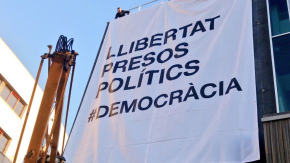 L'ajuntament penja de nou la pancarta 'Llibertat presos polítics', ara a la façana del consistori