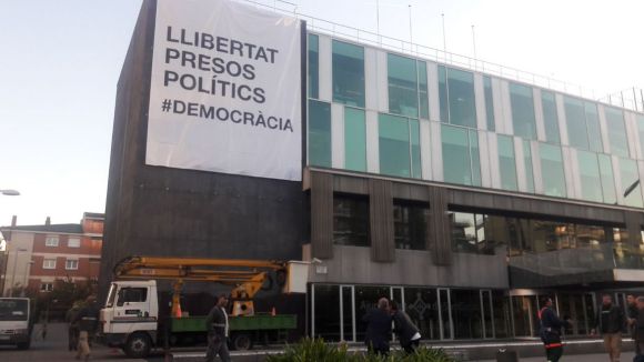L'Ajuntament penja de nou la pancarta 'Llibertat presos polítics' a la façana del consistori