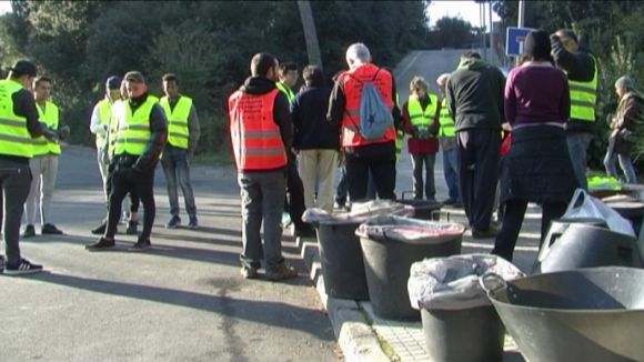 Veïns i usuaris del centre de menors Els Lledoners se sumen a la jornada de neteja dels boscos de la Floresta