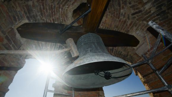 El rellotge del campanar del Monestir torna a sonar a l'hora després de mesos aturat