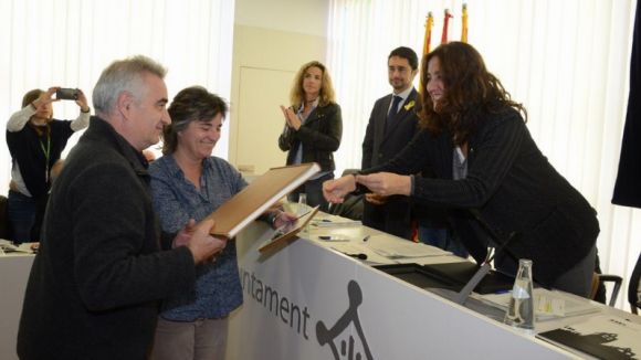 El grups municipals reten homenatge a la figura de l'exalcalde Àngel Casas amb un minut de silenci