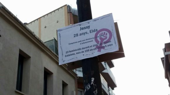 Arran Sant Cugat penja cartells amb els noms de les víctimes de violència masclista amb motiu del 25N