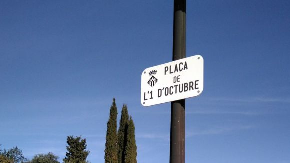 L'ANC, Òmnium i el CDR recullen signatures perquè la plaça del Rei passi a dir-se plaça 1 d'octubre