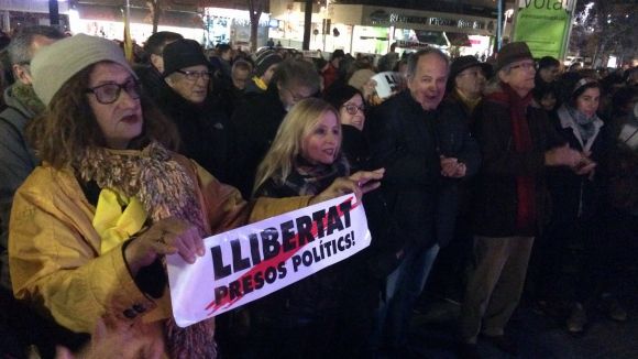 Centenars de persones es concentren per reclamar de nou l'alliberament dels 'presos polítics'