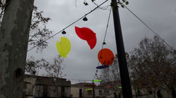 El vent fa caure els llums de Nadal de la plaça de Barcelona