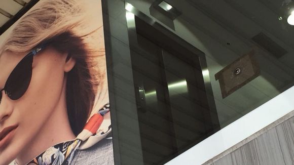 Òptica Universitària denunciarà el forat de 'bala o balí' en un vidre de la botiga de Pla de Vinyet