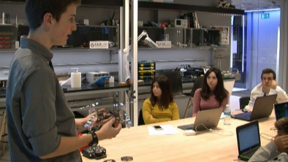 El Fab Lab ensenya a construir un dron per uns 40 euros en un taller de fabricació digital