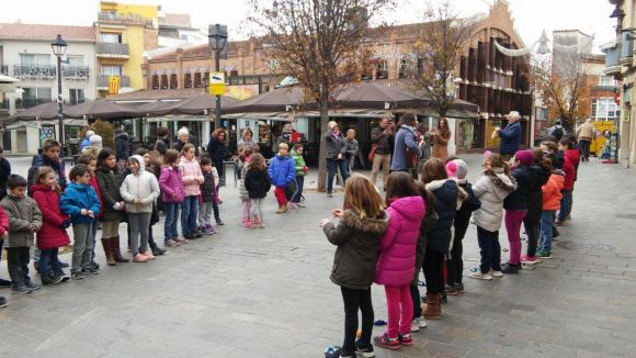 Els alumnes del Cor del Thau Sant Cugat porten les seves nadales als carrers de la ciutat
