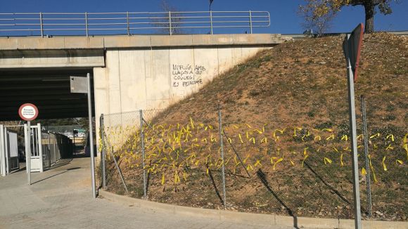 Cs porta a la JEZ la col·locació de llaços grocs en la reixa del pàrquing de l'accés al Pins del Vallès