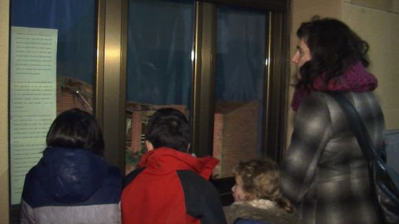 Una trentena de persones gaudeix dels pessebres de finestra de la mà de l'Ateneu
