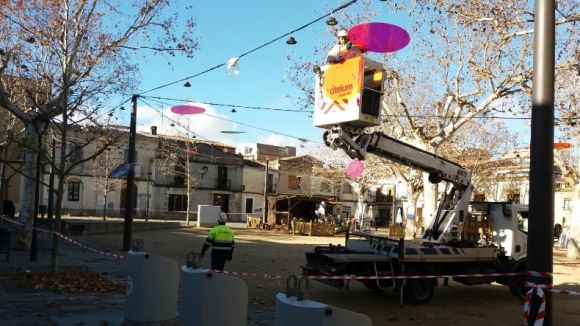 El vent fa caure els llums de Nadal de la plaça de Barcelona i el carrer Santa Maria