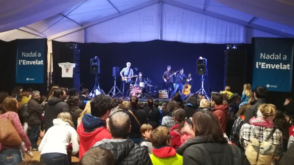L'espectacle musical del grup Xiula! fa gaudir els més petits a la festa d'inauguració de l'Envelat de Nadal