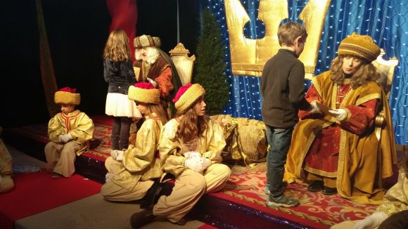 Centenars de santcugatencs s'acosten a entregar les últimes cartes als ambaixadors reials