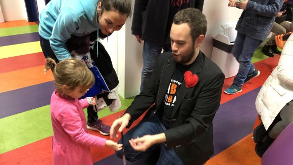 El mag Jorge Blass regala il·lusió a pacients i treballadors de l'HGC