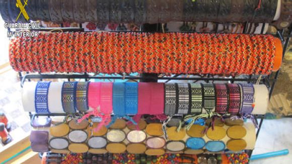 Investiguen un veí de Sant Cugat per vendre polseres i arracades fetes amb llavors tòxiques